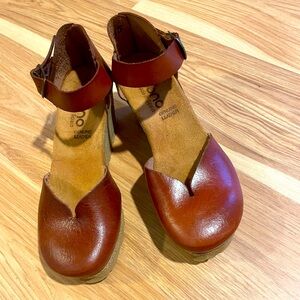 Elegant Brown Leather Platform Sandals